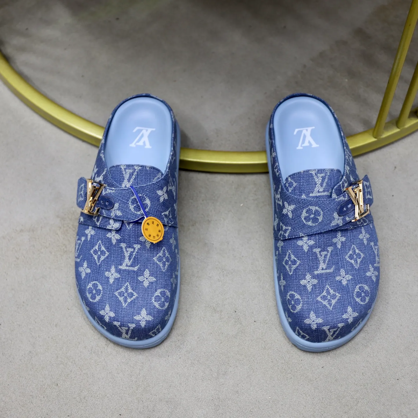 Ex-factory price: 520💰🙅‍♂️🙅‍♂️🙅‍♂️Birkenstock Brand: LV Louis Vuitton Standard code: 38-45 (cowhide lining) Grade: Same as the official website Material: Original presbyopic fabric design Original rubber wear-resistant molded outsole Style category: Men's fashion sandals Distinguished luxury brand elements Top luxury Color: Actual picture color